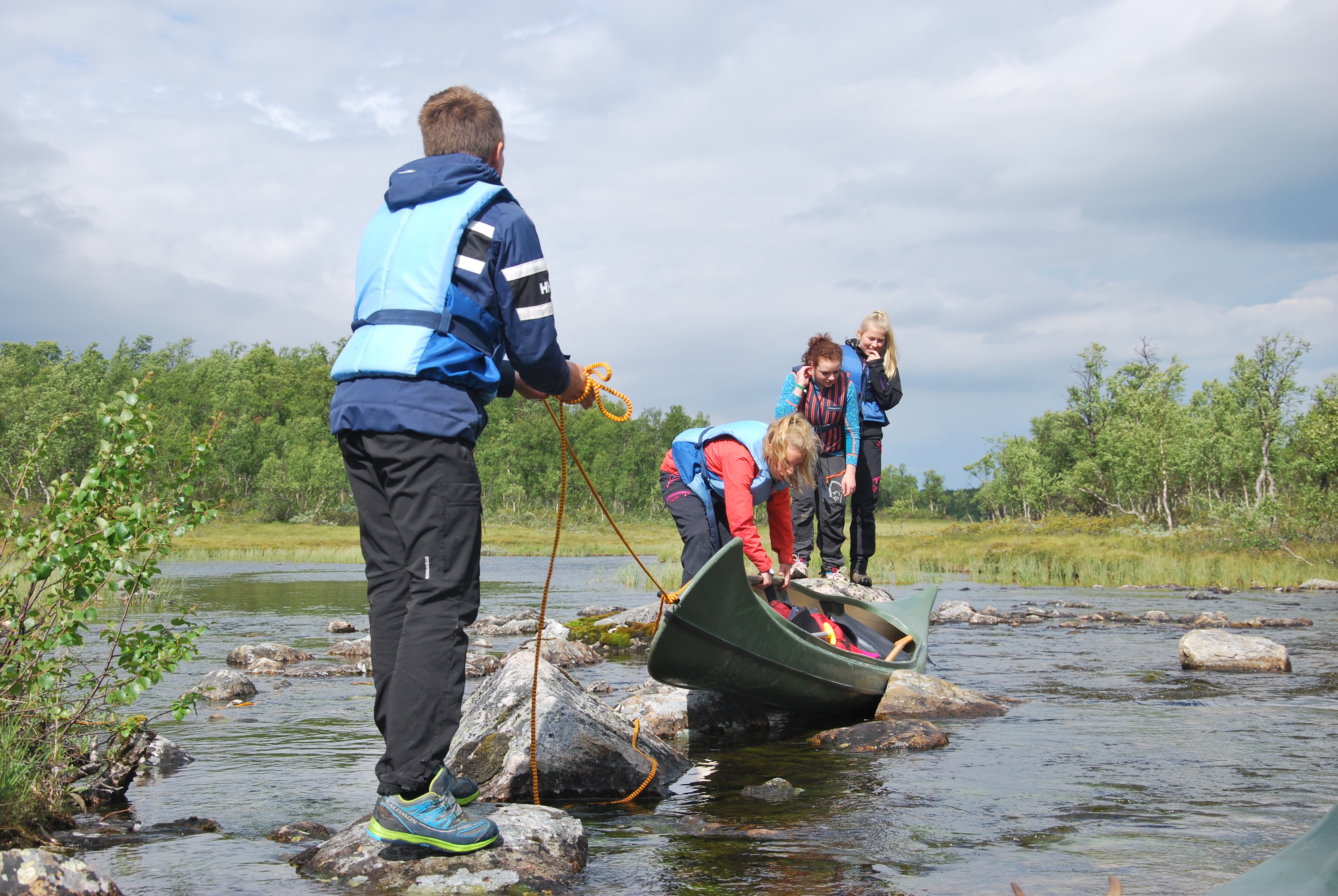 Ungdommer på kanotur. Foto: Fjelldriv. CC-BY-SA